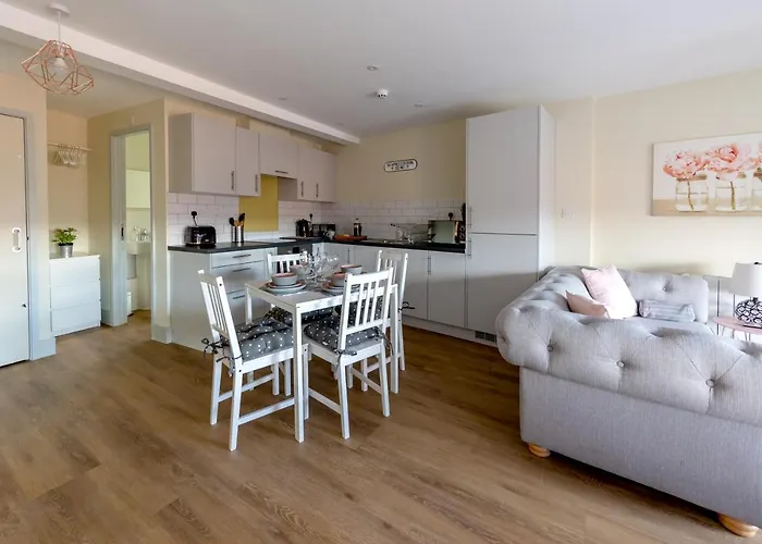 Apartment 9, Isabella House, Aparthotel, By Rentmyhouse